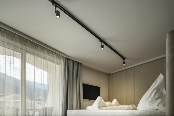 BIMA, Spot für Hochvolt-Stromschiene 3Phasen, einflammig, QPAR51, rund, schwarz matt, max. 50 W, inkl. 3Phasen-Adapter