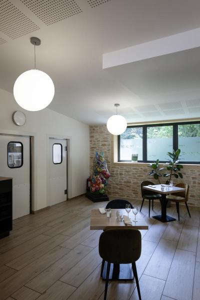 ROTOBALL 50, Pendelleuchte, TC-TSE, silbergrau/weiß, Ø 50 cm, max. 24 W