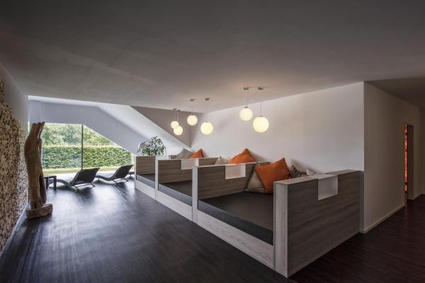 ROTOBALL 40, Pendelleuchte, TC-(D,H,T,Q)SE, silbergrau/weiß, Ø 40 cm, max. 24 W