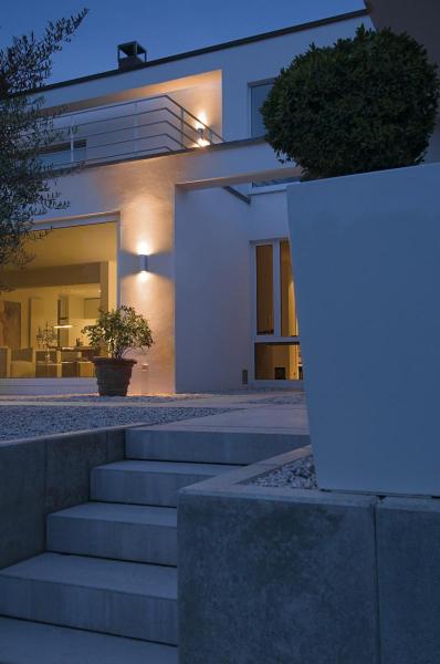 THEO UP/DOWN, Outdoor Wandleuchte, QPAR51, IP44, eckig, up/down, silbergrau, max. 70 W