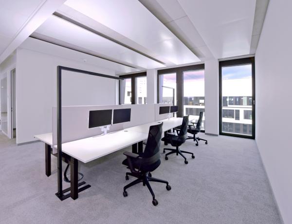 Stehleuchte - Office Three Pro, Motion, 80 W, DIM, 2700-6500 K, Hellgrau
